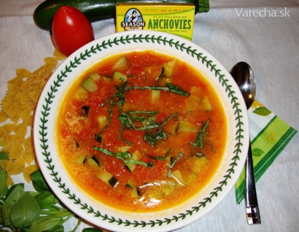 Čerstvá paradajková polievka s mladou cuketou recept