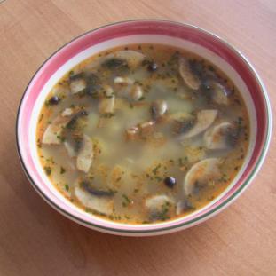 Šampiňónová polievka so zemiakmi