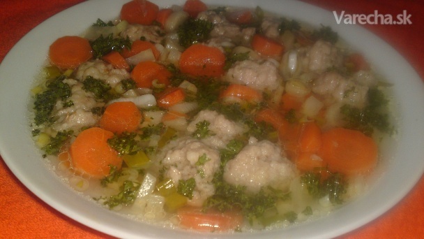 Jarná zeleninová polievka s knedličkami z jahňacieho mäsa so ...