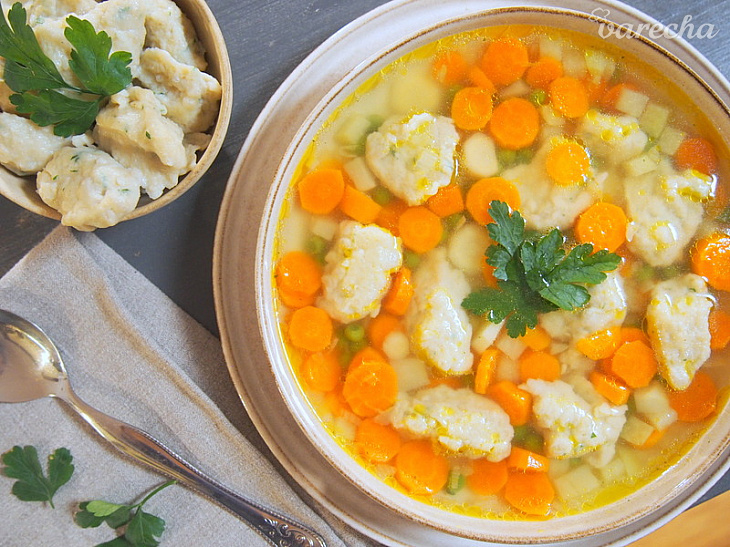 Jarná zeleninová polievka s bezlepkovými haluškami recept ...