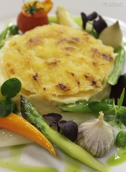 Variácie sviežej jarnej zeleniny so zemiakovým pyré a plackou ...