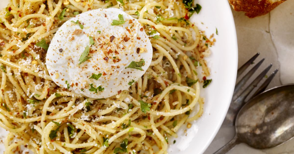 Špagety s ovčím syrom a volským okom recept 25min.