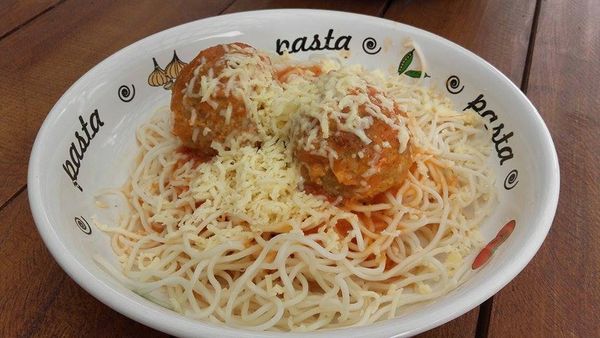 Zapečené mäsové guličky v paradajkovej omáčke so špagetami ...