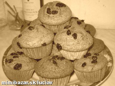Celozrné muffiny s hrozienkami a hnedym cukrom