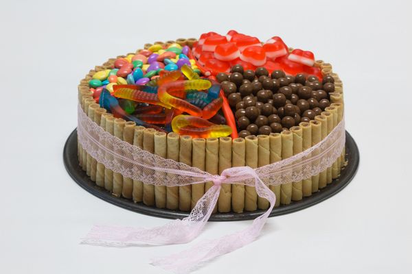 Čokoládová torta s trubičkami a cukríkmi