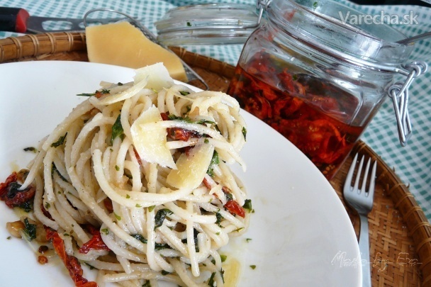 Špagety so sušenými paradajkami (fotorecept)