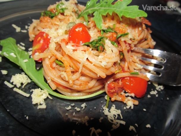 Špagety s bazalkovým pestom, cherry paradajkami a rukolou ...