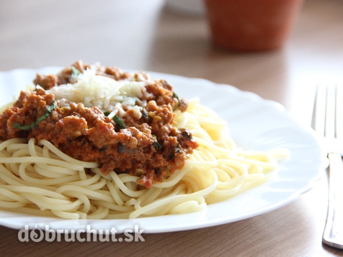 Špagety s mäsovo-šampiňónovou omáčkou