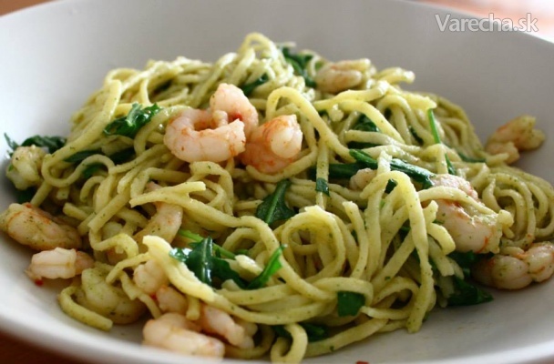 Domáce špagety s rukolovým pestom a krevetami recept
