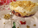 Trifle opitý piškótový pohár s vaječným krémom