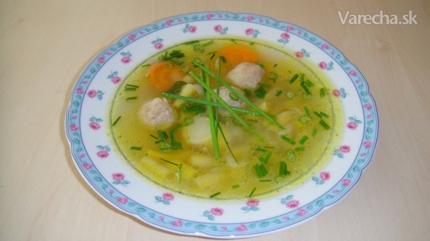 Zeleninová letná polievka s drožďovými guličkami (fotorecept) recept