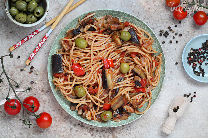 Špagety s baklažánom, šampiňónmi a olivami recept