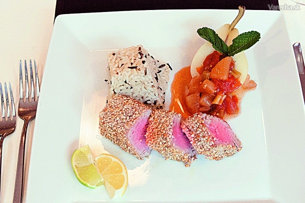 Tuniak s divou ryžou a ovocno-zeleninovým čatní recept