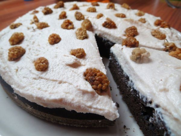 Perníkový kakaový koláč s kešu krémom