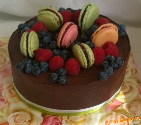 Sacherova torta s macronkami a čerstvým ovocím...