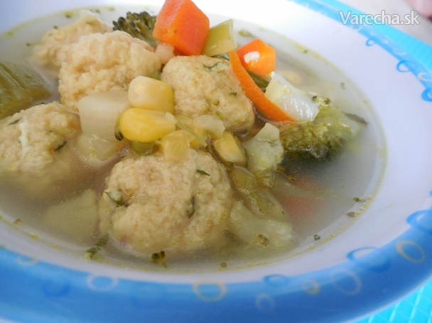 Zeleninová polievka s drožďovými guličkami recept