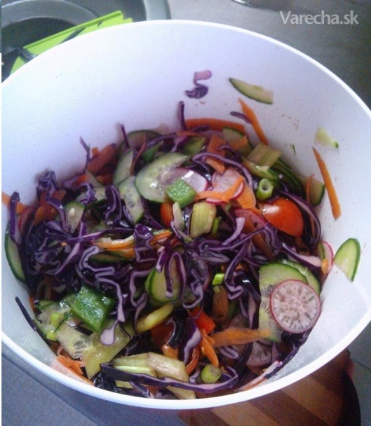 Miešaný farebný zeleninový šalát recept