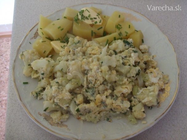 Květákový mozeček s bramborem a salátem (fotorecept) recept ...