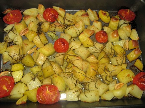 FOTORECEPT: Pečené zemiaky s bylinkami a paradajkami ...
