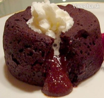 Čokoládový koláčik pečený ako soufflé v ramekins recept ...
