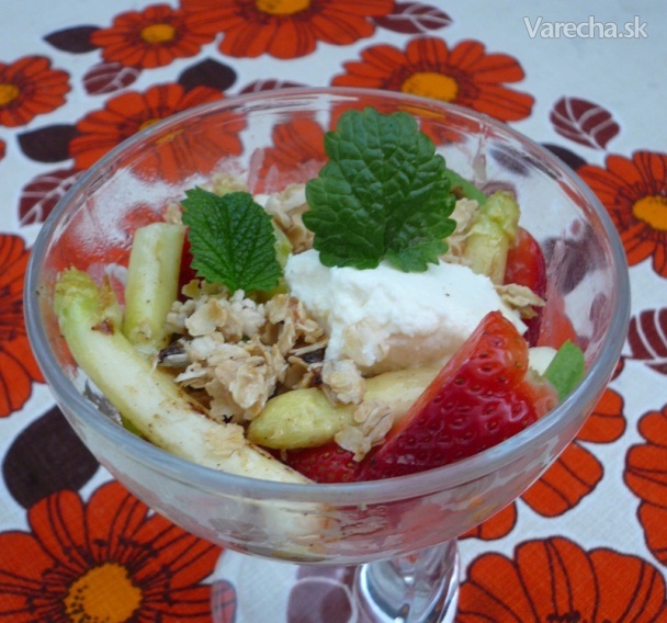 Špargľový dezert s vanilkovou ricottou, jahodami a avokádom recept