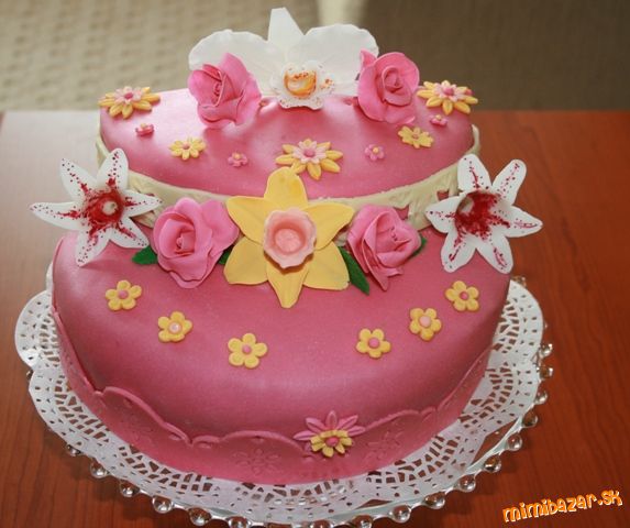 Ružová tortička s kvietkami z gumpasty
