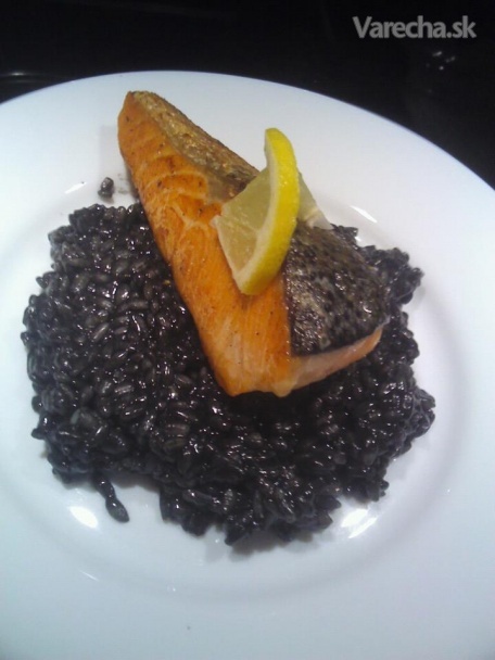 Čierne rizoto s grilovaným lososom recept