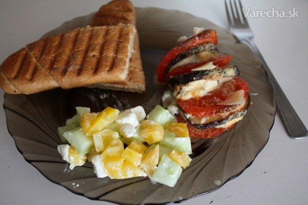 Baklažán zapekaný s paradajkami a syrom, ľahký šalátik (fotorecept ...