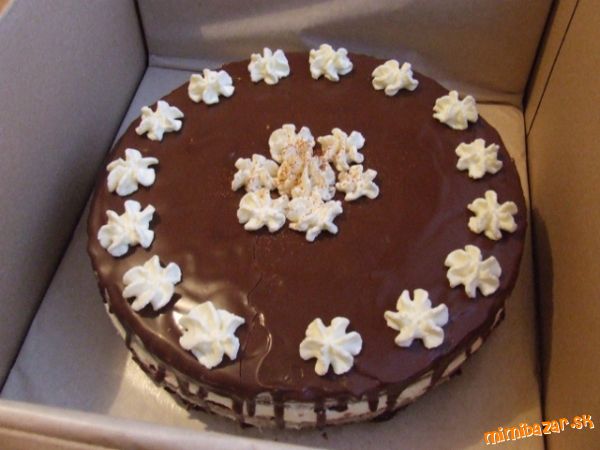 Čokoládová torta s jahodami a tvarohovým krémom