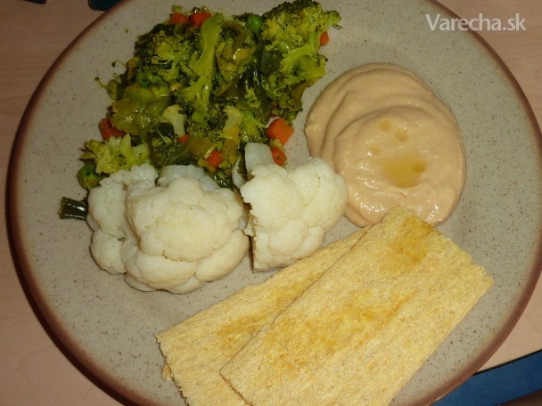 Zelenina s kukuričnými plátkami a hummus recept