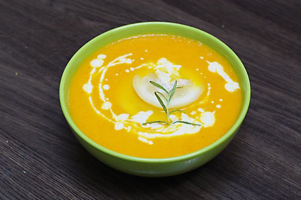 Citrónovo-mrkvová polievka s mandľovou smotanou ...