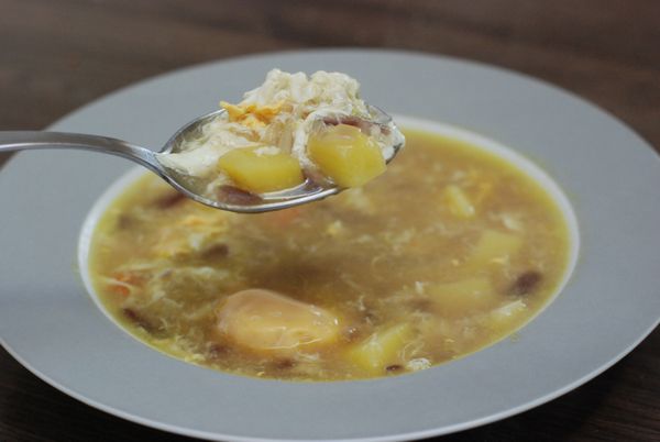 Fotorecept: Zemiakovo-cesnaková polievka s vajciami