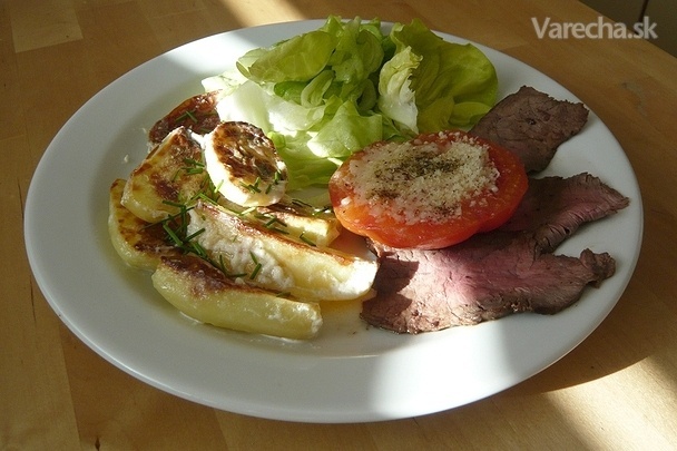 Roastbeef so smotanovými zemiakmi a grilovanou paradajkou recept