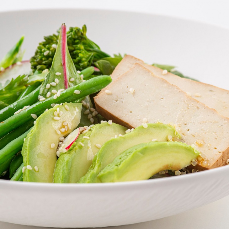 Šalát zo zelenej zeleniny s tofu a quinoou recept
