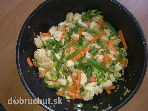 Kuracie prsia na zelenine a zázvore vo wok panvici