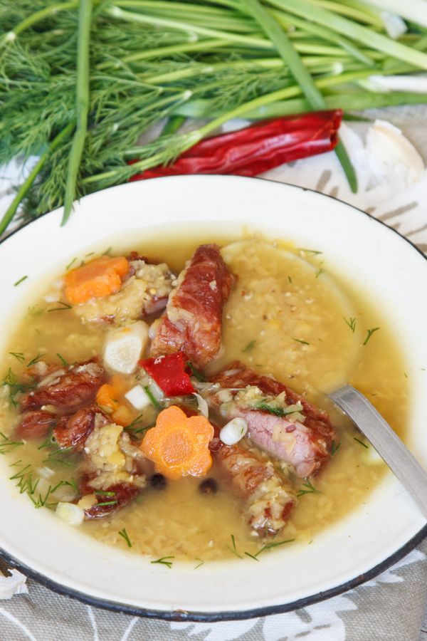 Zeleninová polievka s krúpami a údeným mäsom