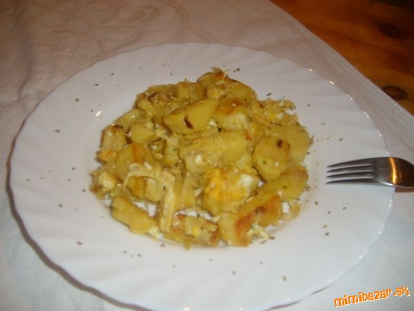 Opekané zemiakové knedle s vajíčkom a cibuľou