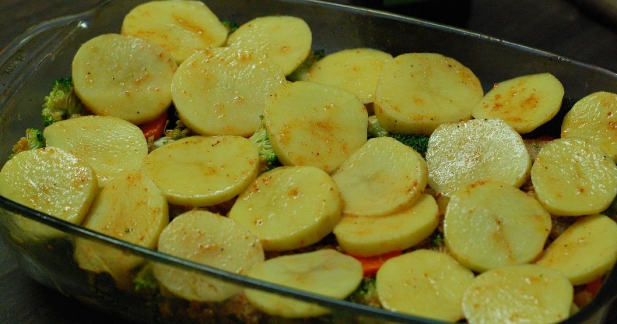 Zapekané zemiaky s brokolicou a opekaným mäskom ...