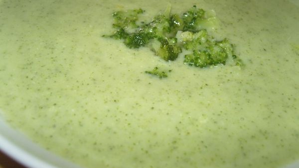 FOTORECEPT: Brokolicová krémová polievka