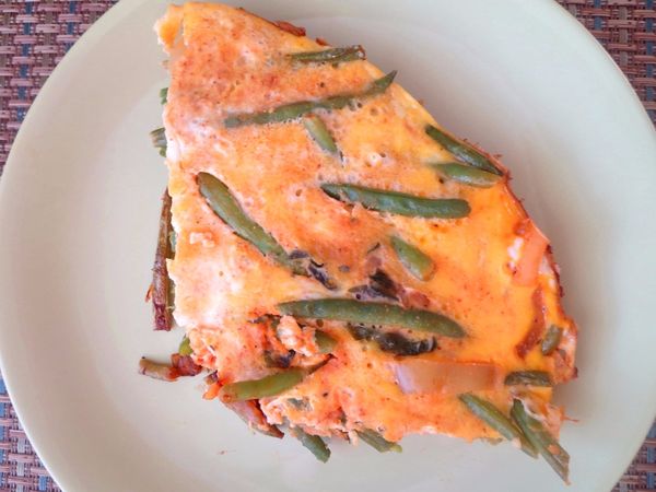 FOTORECEPT: Omeleta so zelenými fazuľkami a lečom
