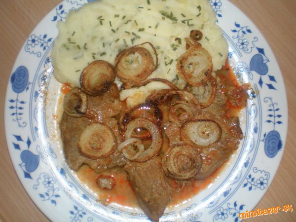 Bravčová krkovička s gulášovou šťavou zemiakmi a viedeňskou ...