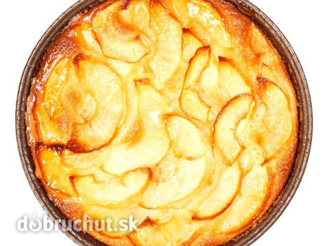 Tradičný jablkový koláč so smotanou