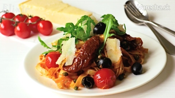 Tagliatelle s paradajkovou omáčkou, olivami a kaparami recept ...