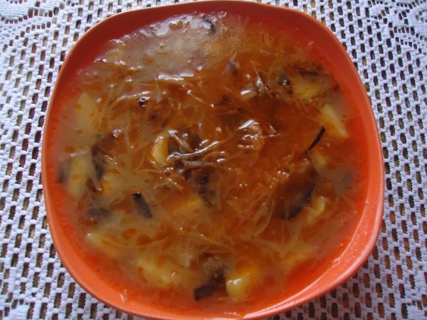 Kapustová polievka s údeným rebrom