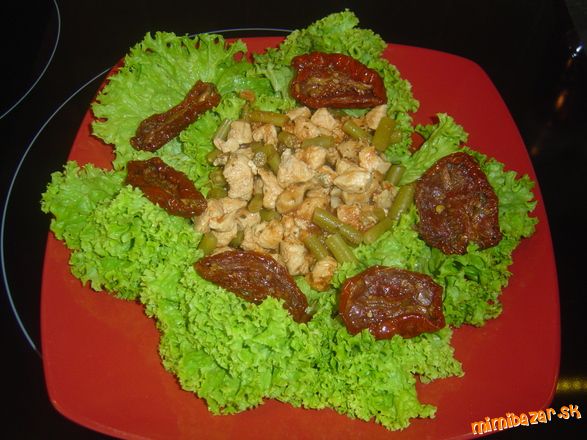 Kuracie mäso so zelenou fazuľkou šalátom a sušenými paradajkami ...
