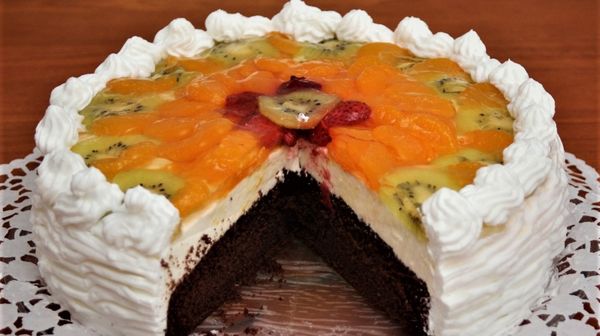 Svieža torta s ovocím a tvarohom