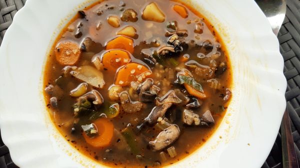 FOTORECEPT: Šampiňónová polievka s koreňovou zeleninou ...