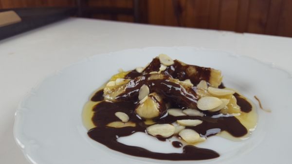 Videorecept: Banán s čokoládou pražený na rume