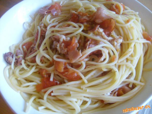 Ľahulinke špagety s prošutom a mozzarellou