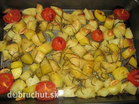 Pečené zemiaky s bylinkami a paradajkami